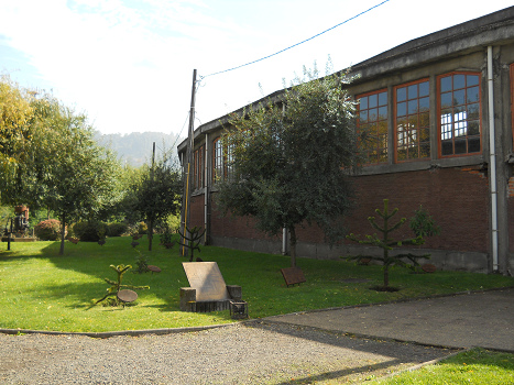 Botanischer Garten mit angeschriebenen
                            Bumen beim Eisenbahnmuseum von Temuco,
                            Chile