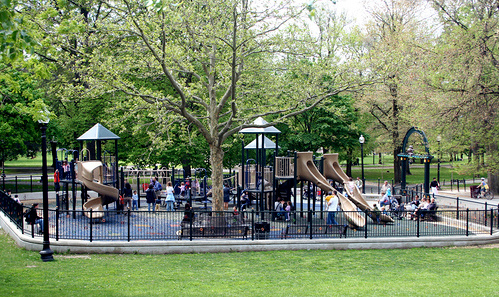 Der Tadpole-Spielplatz
                            im Schatten unter grossen Bumen, Boston,
                            kriminelle "USA"