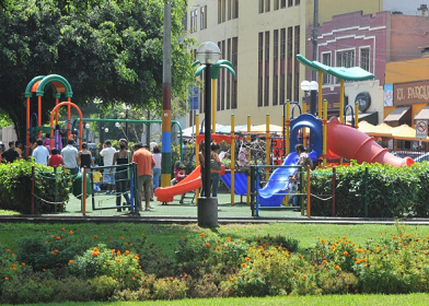 Spielplatz mit Kunstrasen 03 mit
                                  Burgen, Rutschen und Hngematten, im
                                  Kennedypark in Lima-Miraflores 2012
                                  ca.