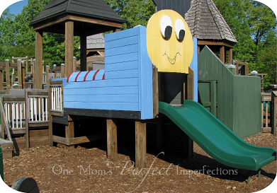 Rutschbahn fr Kleinkinder mit
                                einem kleinen Haus, das ein Gesicht hat,
                                steht im Hughes-Park in Arlington,
                                Tennessee, "USA"