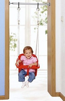 Babyschaukel mit
                            verstellbaren Seilen im Trrahmen im Haus
                            montiert (indoor), Firma Hudora, Schweiz