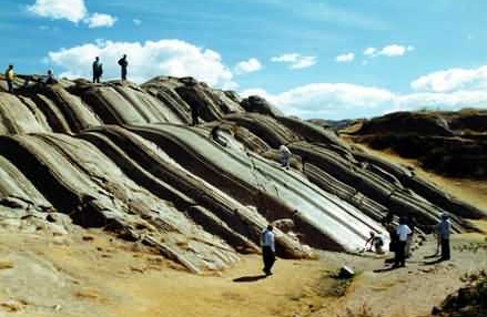 Natrliche,
                                    breite Rutschbahn durch
                                    Gesteinsformation 01, Sacsayhuamn,
                                    Peru