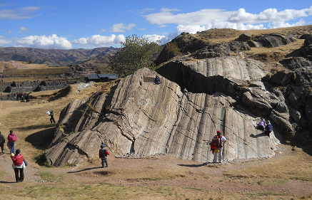 Natrliche, breite
                                        Rutschbahn durch
                                        Gesteinsformation 03, hier kurze
                                        Rutschbahn fr Kleinkinder,
                                        Sacsayhuamn bei Cusco, Peru