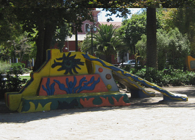Doppelrutschbahn in Form einer
                              Pyramidenrutschbahn, Brasilienplatz (plaza
                              Brasil), Santiago, Chile, Seitenansicht