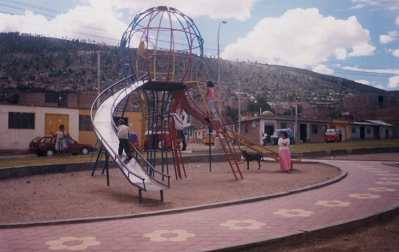 Doppelrutschbahn in Form einer
                              farbigen Skulptur, Ayacucho, Avenida
                              Prolongacin de la Libertad, Peru