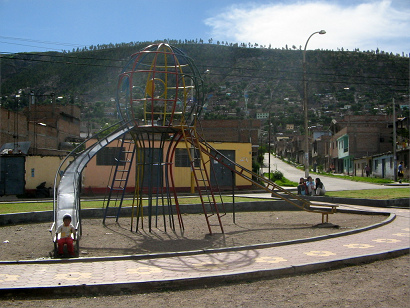 Doppelrutschbahn in Form einer
                              farbigen Skulptur 02, Ayacucho, Avenida
                              Prolongacin de la Libertad, Peru