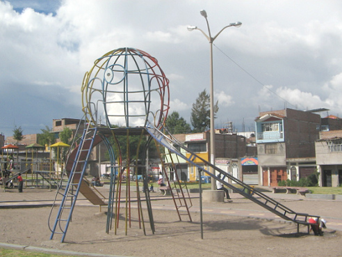 Doppelrutschbahn in Form einer
                              farbigen Skulptur 03, Ayacucho, Avenida
                              Prolongacin de la Libertad, Peru,
                              Hinteransicht