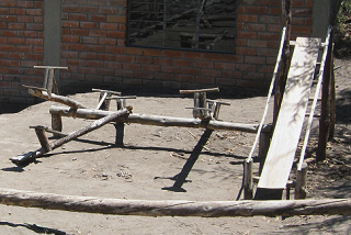Rutschbahn ohne Endauslauf mit Wippen
                              aus Holz ohne Gummipuffer und
                              Balancierstamm, Kitawa, Salasaca, Ecuador
