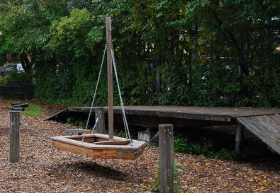 Bootsschaukel auf dem Spielplatz in
                            Frasdorf, Bayern, Deutschland