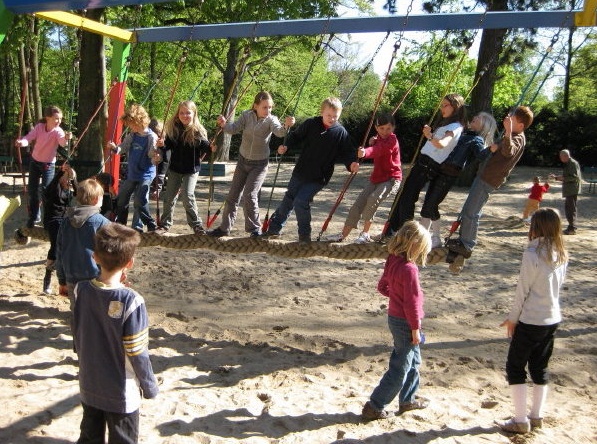 Langschaukel 01 mit dickem Seil und
                            Zwischenseilen mit Sandboden beim Tierpark
                            Hagenbeck in Hamburg, Deutschland