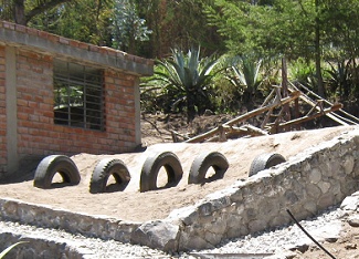 Reifenspringen an der Schule
                              "Kitawa" in Salasaca, Ecuador