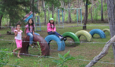 Reifenspringen 02 mit farbig
                              angemalten Reifen in verschiedenen
                              Grssen, Tsachopen, Region Oxapampa, Peru