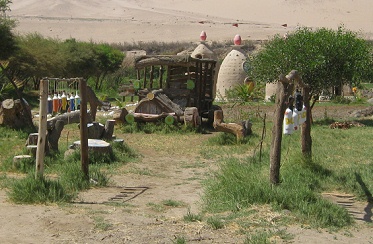 Flaschen-Xylophone auf dem Areal
                              des Spielplatzes der Hari-Krishna-Farm
                              "Eco Truly" im Lluta-Tal bei
                              Arica in Chile