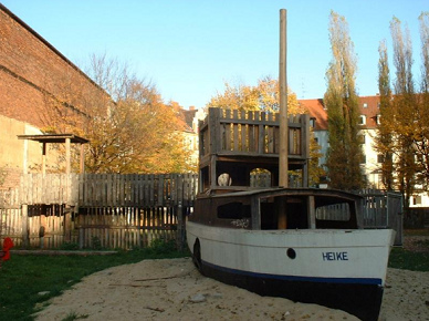 Ausrangiertes
                                        Personenschiff "Heike"
                                        auf dem Spielplatz Glocksee von
                                        Hannover