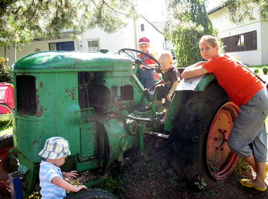 Ein echter, alter Traktor auf einem
                              Spielplatz, Wolfurt, Deutschland