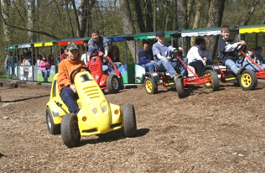 Go-Carts im
                              Freizeitpark "Seeteufel" in
                              Studen bei Biel, Kanton Bern, Schweiz