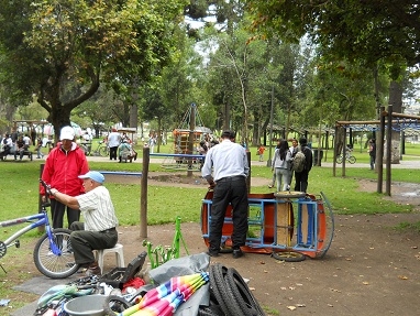 Fahrradreparatur und
                                          Go-Cart-Reparatur im
                                          Ejido-Park in Quito, Ecuador