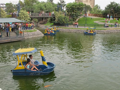 Pedalofahren in der Lagune im Park
                              zur Freundschaft (parque de la Amistad) in
                              Surco, Lima, Peru