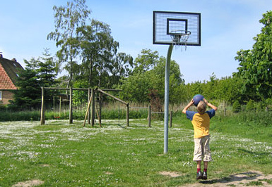 Streetball 02 auf Wiese in Selent,
                              Region Kiel, Deutschland