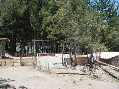 Fussballfeld mit bemalter Bande,
                              Schule Kitawa, Salasaca, Ecuador