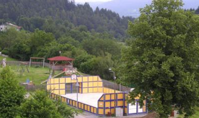Fussballfeld mit Bande in
                              Prackenbach, Bayern, Deutschland