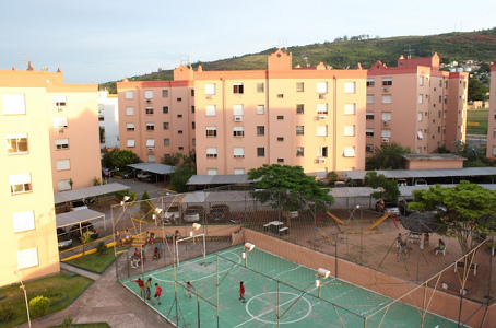 Fussballfeld eingegittert im Quartier
                              "Condomio" in Brasilia,
                              Brasilien