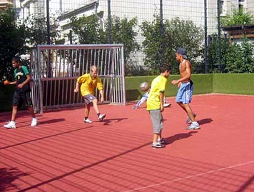 Eingegittertes Fussballfeld fr
                              Kinder und Jugendliche mit
                              Metallgittertoren, Blaubr-Spielplatz in
                              Berlin-Neukoelln