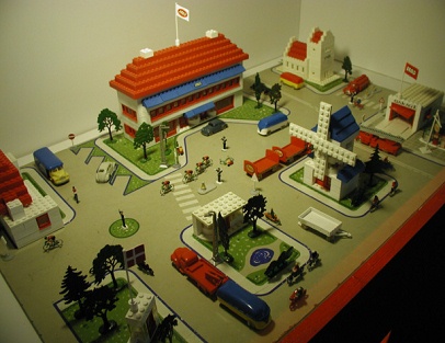Der erste Verkehrspark
                            ist eigentlich die Legowelt mit Strassen,
                            Husern, Verkehrszeichen und Spielautos