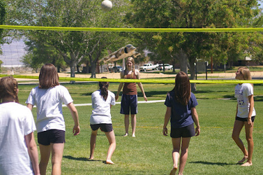 Volleyball auf Rasen ohne Turnschuhe
                              in einem Navy-Resort in Ridgecrest,
                              Kalifornien, "USA"
