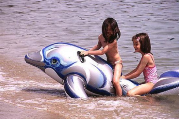 Wasserspiel 08, Kinder
                            mit Gummi-Delphin