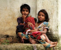 Kinder, die in Armut aufwachsen (hier
                              ein Foto aus Indien), haben keine
                              Spielzeuge, und die Mdchen sind bei Armut
                              und Stress in der Gesellschaft in der
                              Mehrzahl