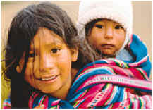 Mutter mit Kind im Tragtuch (hier ein
                          Beispiel aus Cusco, Peru)