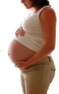 Mujer embarazada
                          en el noveno mes con el ombligo afuera