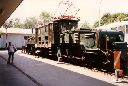 Alte
                      Krokodillokomotive im Verkehrsmuseum Luzern