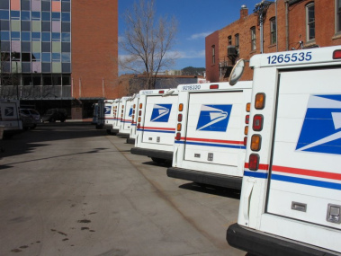 Carros del correo de
                        los Estados con el smbolo del correo nacional,
                        en ingls: "post office van" o
                        "mail van"