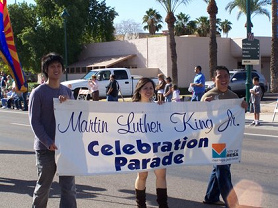 Vida
                          bsica: fiestas en los Estados Estpidos como
                          el da de Martin Luther King, aqu parada 2009
                          in Mesa, Arizona