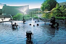 Der Theaterbrunnen / Tingueli-Brunnen in
                        Basel hat keinen einzigen Trinkwasserzugang,
                        katastrophal.