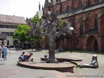 Rundbank um Baum aus Eisen
                  ("Paradiesbrunnen"), in Neustadt an der
                  Weinstrasse