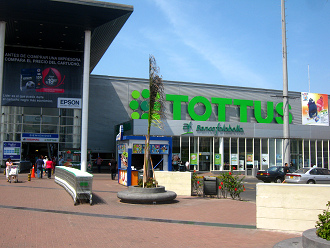 Rundbank mit Baum (Palme) in Lima San
                        Miguel beim Einkaufszentrum Tottus (2011)