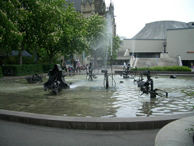 Tinguelybrunnen beim Theater in
                                  Basel ohne Trinkwasserzugang, fr das
                                  praktische Leben absolut untauglich.