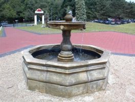 Bergisch Gladbach: Brunnen ohne
                                Trinkwasserzugang fr Kinder am Eingang
                                des Freizeitbads "Mediterana",
                                fr das praktische Leben absolut
                                untauglich