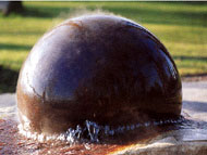Brunnen in Form einer Kugel ohne
                                Trinkwasserzugang in Zrich am Zrihorn,
                                fr das praktische Leben absolut
                                untauglich.