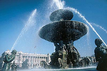 Brunnen als Statussymbol ohne
                                Trinkwasserzustand. Beispiel: Brunnen
                                auf dem Place de la Concorde, Paris