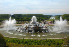 Brunnen als Statussymbol ohne
                                Trinkwasserzustand. Beispiel: Schloss
                                Versailles.