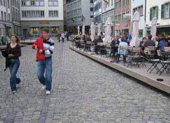 Auch Luzerns Altstadt ist voll von
                                untauglichen, roh behauenen,
                                ungeschliffenen Pflastersteinen.