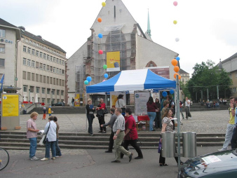 Untaugliche Treppenstufen als
                                    Mittel fr die Platzgestaltung,
                                    Beispiel: Basel, Barfsserplatz