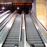 Rolltreppen sind in
                                Bahnhfen untauglich, z.B. im Bahnhof
                                SBB in Basel, Passerelle. Die
                                Rolltreppen bleiben immer wieder mal
                                stehen...
