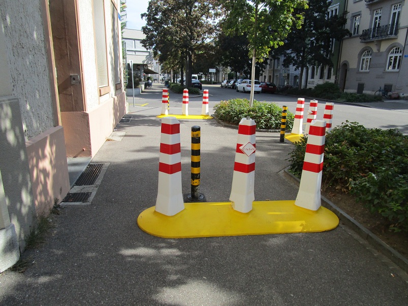 Trottoir
                                    absperren tagelang untauglich -- vor
                                    der orthodoxen Synagoge an der
                                    Ahornstrasse in Basel geschieht das
                                    fters, z.B. im September 2023