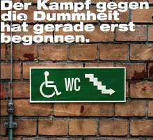 Behinderten-WC /
                        Behindertentoilette mit Zugang ber eine Treppe
                        abwrts, Logo. Dmmer knnen Architekten nicht
                        agieren. Es wre schon gut, wenn die Architekten
                        ihre Stdte selber mit dem Rollstuhl abfahren
                        wrden...