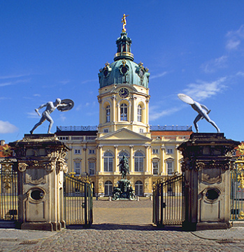 Niedrige, abgesenkte Trottoirkanten, z.B. am
                  Eingangstor zum Schloss Charlottenburg in Berlin